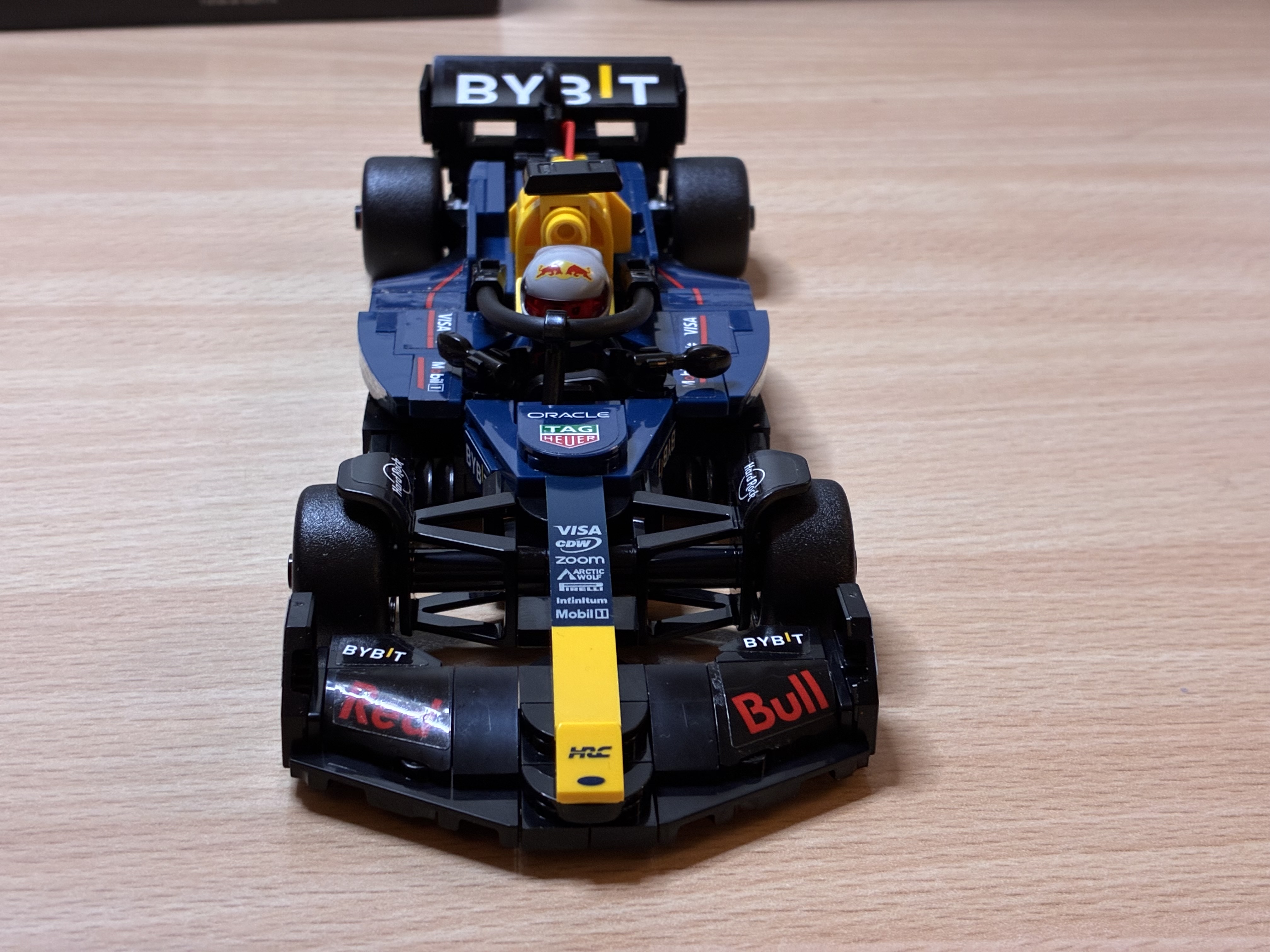 Foto 6 bij artikel "Met weinig zicht en op de tast een LEGO Red Bull F1 auto gebouwd!". Foto 6 bij artikel "Met weinig zicht en op de tast een LEGO Red Bull F1 auto gebouwd!".