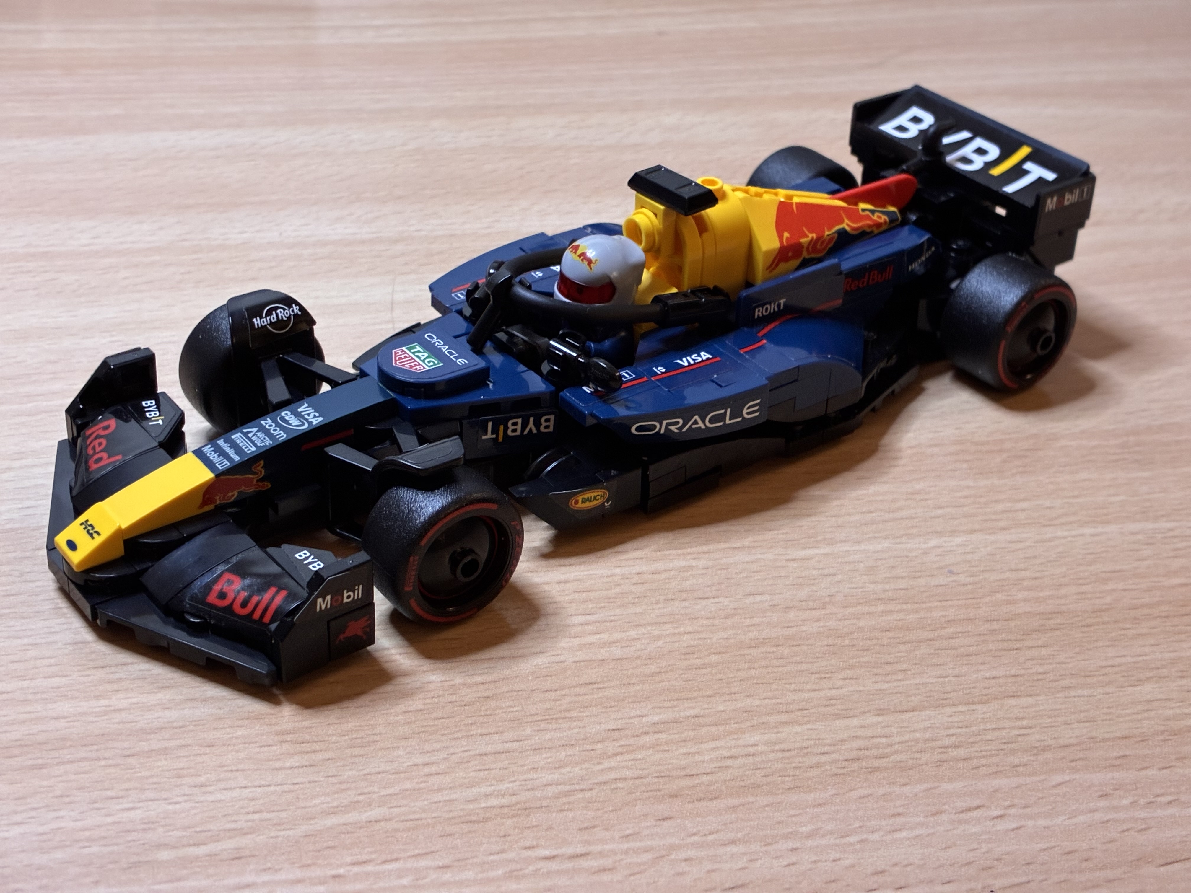 Foto 5 bij artikel "Met weinig zicht en op de tast een LEGO Red Bull F1 auto gebouwd!". Foto 5 bij artikel "Met weinig zicht en op de tast een LEGO Red Bull F1 auto gebouwd!".