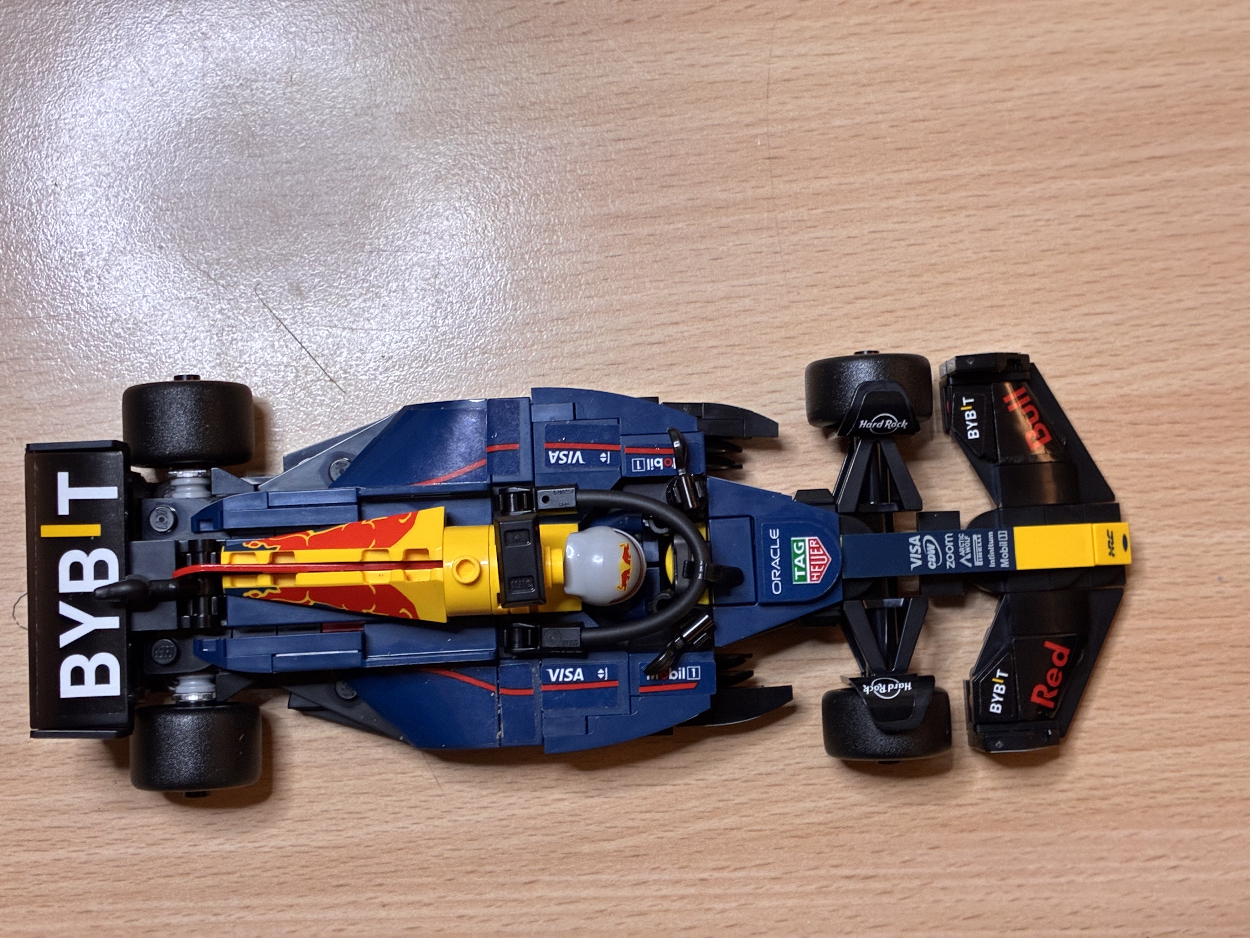 Foto 2 bij artikel "Met weinig zicht en op de tast een LEGO Red Bull F1 auto gebouwd!". Foto 2 bij artikel "Met weinig zicht en op de tast een LEGO Red Bull F1 auto gebouwd!".