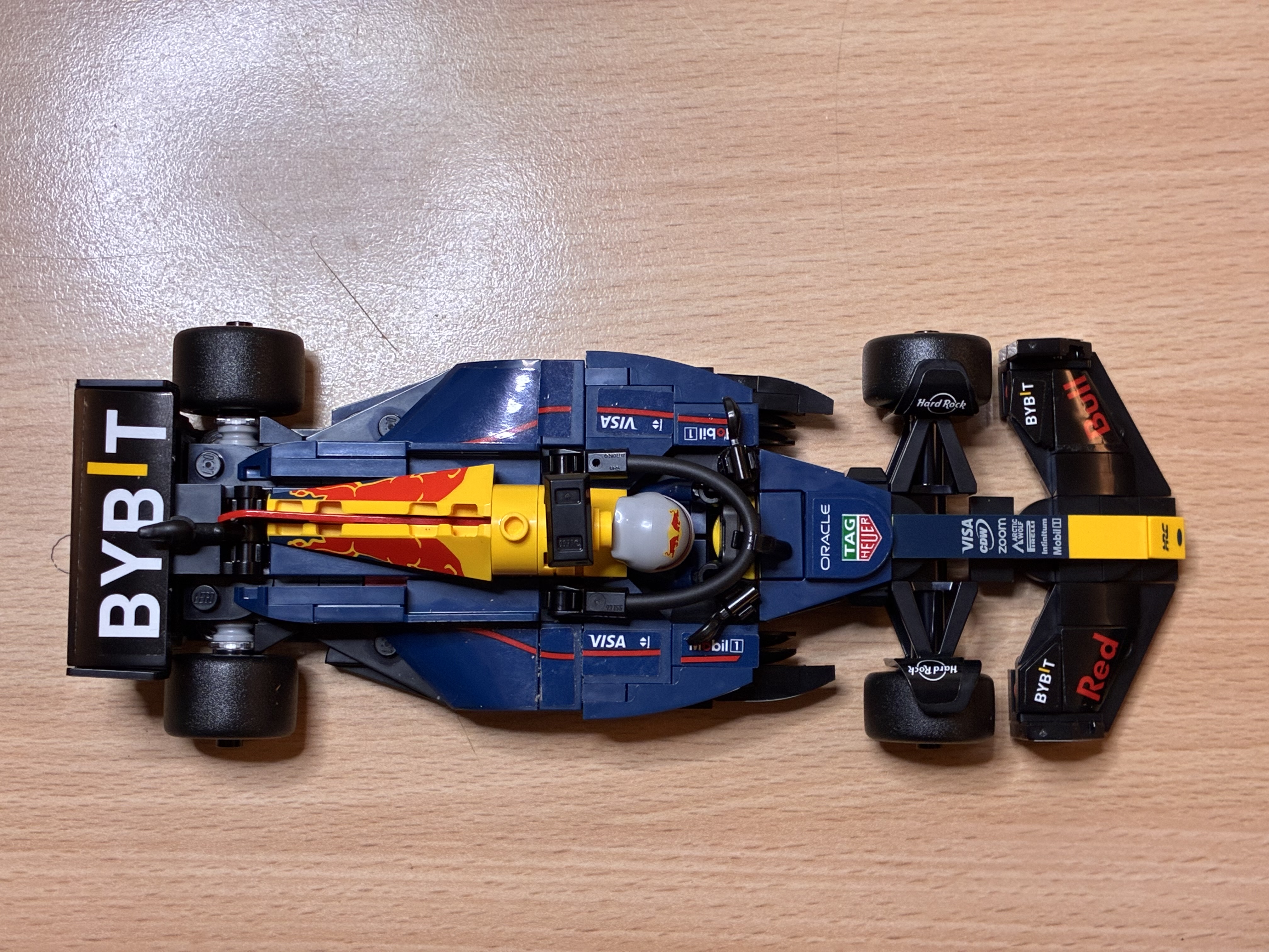Foto 1 bij artikel "Met weinig zicht en op de tast een LEGO Red Bull F1 auto gebouwd!". Foto 1 bij artikel "Met weinig zicht en op de tast een LEGO Red Bull F1 auto gebouwd!".