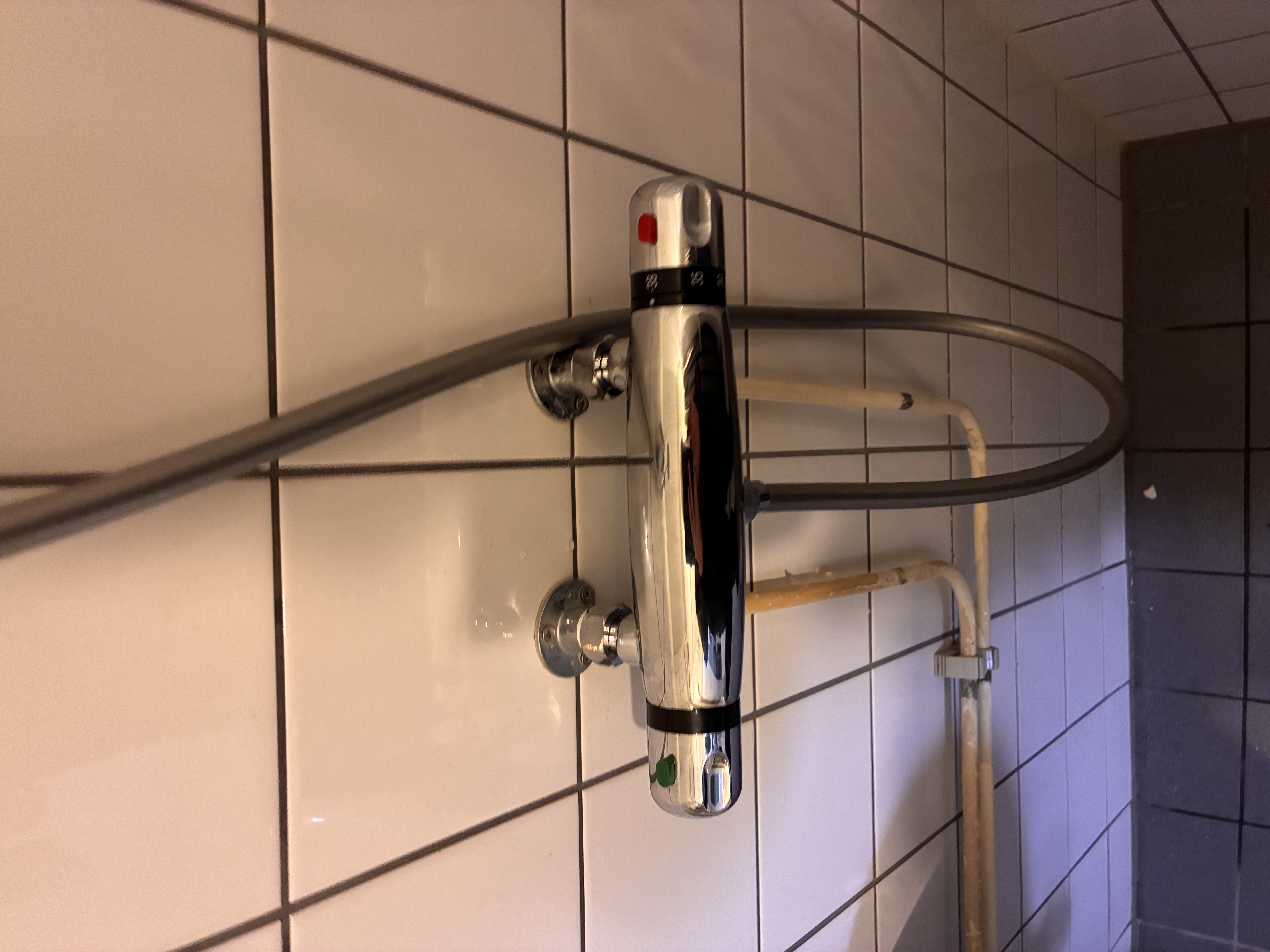 Foto 1 bij artikel "Oude douchekraan vervangen voor thermostaatkraan". Foto 1 bij artikel "Oude douchekraan vervangen voor thermostaatkraan".