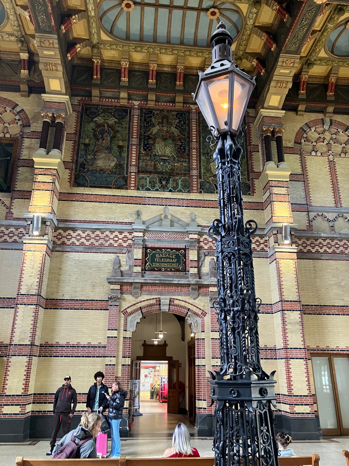 Foto 3 bij artikel "Aandachtspunten voor de blindengeleidelijnen in hoofdstation Groningen".