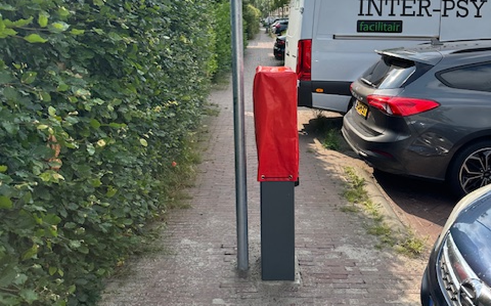 Nog meer obstakels op de stoep, laadpalen.